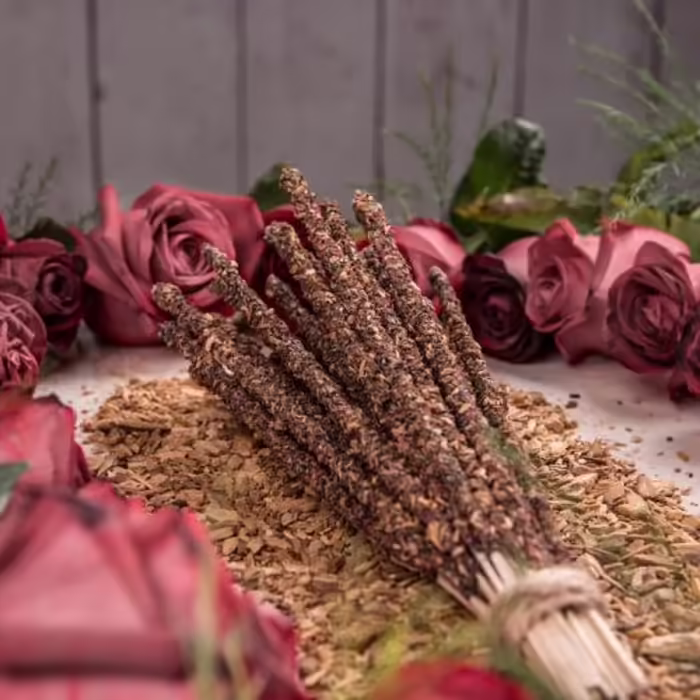 Sagrada Madre Palo Santo füstölők -   Sagrada Madre - Palo Santo with Roses - Palo Santo és Rózsa Füstölőpálca  A Sagrada Madre Palo Santo t&ouml;mj&eacute;n 100%-ban egyed&uuml;l&aacute;